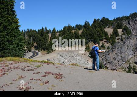 Tourist mit Karte im Crater Lake National Park, Oregon, USA Stockfoto