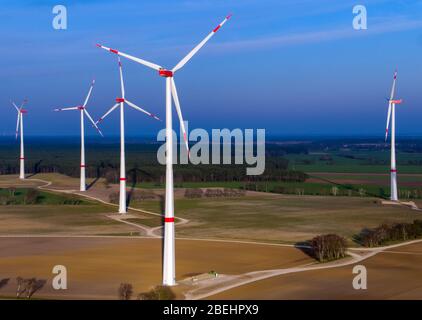 25. März 2020, Mecklenburg-Vorpommern, hoort: Neue Windturbinen befinden sich auf dem Hoort-Windpark südlich von Schwerin. (Luftaufnahme mit Drohne) der Park wird in den nächsten Wochen fertiggestellt. Die 16 Nordex-Windenergieanlagen werden im Auftrag der Betreibergesellschaft Loscon auf der Autobahn A24 errichtet. Die fast 200 Meter hohen Turbinen sollen im Sommer in den Normalbetrieb gehen und jährlich rund 120 Millionen Kilowattstunden Strom erzeugen. Das reicht aus, um durchschnittlich 35,000 Haushalte zu versorgen. Der Windpark erstreckt sich über eine Fläche von rund 228 Hektar. Foto: Jens Büttner Stockfoto