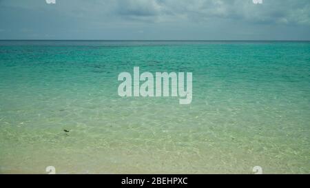 Wunderschönes tropisches und türkisfarbenes Meer mit Wellen. Sommer- und Reiseurlaubskonzept. Stockfoto