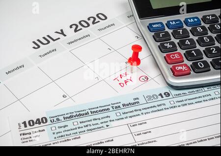 Der Steuertag wurde wegen Covid-19 auf den 15. Juli verlängert. Juli Kalender mit 1040 Rückgabeformular und Steuertag. Stockfoto