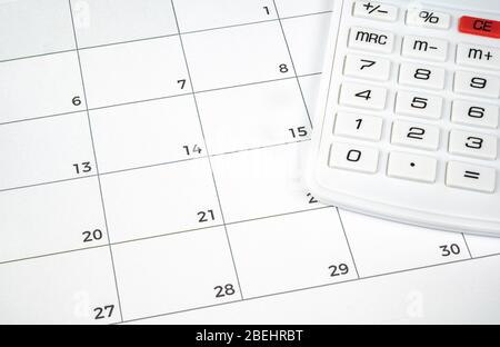 Ein Finanzkonzept mit einem Rechner auf dem Kalender. Stockfoto