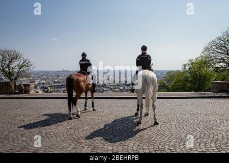 Paris, Frankreich. April 2020. Zwei Gendarmen patrouillieren am Montmartre in Paris, Frankreich, 13. April 2020. Frankreich werde bis Mai 11 unter einer landesweiten Lockdown-Regierung stehen, um die Ausbreitung von COVID-19 einzudämmen und seine Auswirkungen auf die heimischen Gesundheitseinrichtungen zu verringern, sagte Präsident Emmanuel Macron am Montagabend. Kredit: Aurelien Morissard/Xinhua/Alamy Live News Stockfoto