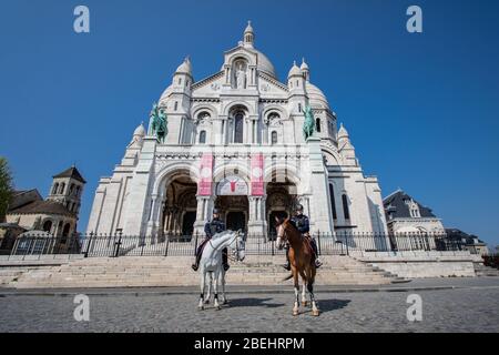 Paris, Frankreich. April 2020. Zwei Gendarmen patrouillieren am Montmartre in Paris, Frankreich, 13. April 2020. Frankreich werde bis Mai 11 unter einer landesweiten Lockdown-Regierung stehen, um die Ausbreitung von COVID-19 einzudämmen und seine Auswirkungen auf die heimischen Gesundheitseinrichtungen zu verringern, sagte Präsident Emmanuel Macron am Montagabend. Kredit: Aurelien Morissard/Xinhua/Alamy Live News Stockfoto