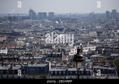 Paris, Frankreich. April 2020. Die Stadt Paris ist vom Montmartre in Paris, Frankreich, 13. April 2020 aus gesehen. Frankreich werde bis Mai 11 unter einer landesweiten Lockdown-Regierung stehen, um die Ausbreitung von COVID-19 einzudämmen und seine Auswirkungen auf die heimischen Gesundheitseinrichtungen zu verringern, sagte Präsident Emmanuel Macron am Montagabend. Kredit: Aurelien Morissard/Xinhua/Alamy Live News Stockfoto