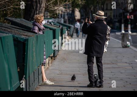 Paris, Frankreich. April 2020. Menschen, die Masken tragen, sind in Paris, Frankreich, 13. April 2020 zu sehen. Frankreich werde bis Mai 11 unter einer landesweiten Lockdown-Regierung stehen, um die Ausbreitung von COVID-19 einzudämmen und seine Auswirkungen auf die heimischen Gesundheitseinrichtungen zu verringern, sagte Präsident Emmanuel Macron am Montagabend. Kredit: Aurelien Morissard/Xinhua/Alamy Live News Stockfoto