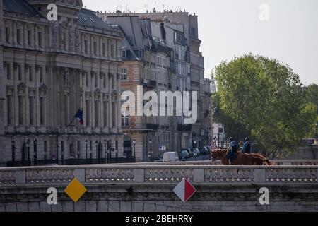 Paris, Frankreich. April 2020. Zwei Gendarmen patrouillieren am Montmartre in Paris, Frankreich, 13. April 2020. Frankreich werde bis Mai 11 unter einer landesweiten Lockdown-Regierung stehen, um die Ausbreitung von COVID-19 einzudämmen und seine Auswirkungen auf die heimischen Gesundheitseinrichtungen zu verringern, sagte Präsident Emmanuel Macron am Montagabend. Kredit: Aurelien Morissard/Xinhua/Alamy Live News Stockfoto