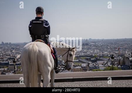Paris, Frankreich. April 2020. Ein Gendarm patrouilliert am Montmartre in Paris, Frankreich, 13. April 2020. Frankreich werde bis Mai 11 unter einer landesweiten Lockdown-Regierung stehen, um die Ausbreitung von COVID-19 einzudämmen und seine Auswirkungen auf die heimischen Gesundheitseinrichtungen zu verringern, sagte Präsident Emmanuel Macron am Montagabend. Kredit: Aurelien Morissard/Xinhua/Alamy Live News Stockfoto