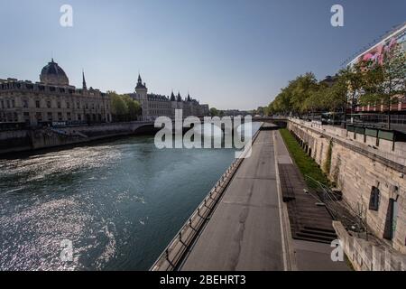 Paris, Frankreich. April 2020. Das Ufer der seine ist in Paris, Frankreich, 13. April 2020 zu sehen. Frankreich werde bis Mai 11 unter einer landesweiten Lockdown-Regierung stehen, um die Ausbreitung von COVID-19 einzudämmen und seine Auswirkungen auf die heimischen Gesundheitseinrichtungen zu verringern, sagte Präsident Emmanuel Macron am Montagabend. Kredit: Aurelien Morissard/Xinhua/Alamy Live News Stockfoto