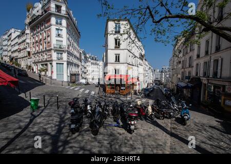 Paris, Frankreich. April 2020. Eine fast leere Straße ist in der Nähe von Montmartre in Paris, Frankreich, 13. April 2020 zu sehen. Frankreich werde bis Mai 11 unter einer landesweiten Lockdown-Regierung stehen, um die Ausbreitung von COVID-19 einzudämmen und seine Auswirkungen auf die heimischen Gesundheitseinrichtungen zu verringern, sagte Präsident Emmanuel Macron am Montagabend. Kredit: Aurelien Morissard/Xinhua/Alamy Live News Stockfoto