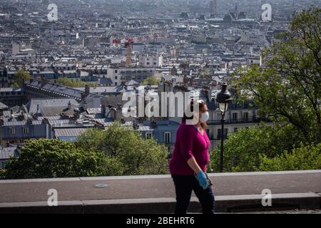 Paris, Frankreich. April 2020. Eine Frau mit einer Maske geht am Montmartre in Paris, Frankreich, 13. April 2020. Frankreich werde bis Mai 11 unter einer landesweiten Lockdown-Regierung stehen, um die Ausbreitung von COVID-19 einzudämmen und seine Auswirkungen auf die heimischen Gesundheitseinrichtungen zu verringern, sagte Präsident Emmanuel Macron am Montagabend. Kredit: Aurelien Morissard/Xinhua/Alamy Live News Stockfoto