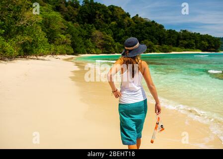 Touristen am Strand mit der Ausrüstung zum Schnorcheln nicht am Strand Nr. 7 auf Havelock Island, Stockfoto