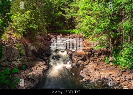 Algonquin Highlands County Cottage Land Vistas Wasserfälle und Flora Fauna Ontario, Kanada Stockfoto