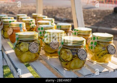 Darwin, Australien - 1. Juni 2019: Hausgemachte Gemüsekonserven auf dem Malak Farmers Market in Darwin. Fermentierte Nahrung in Maurergläsern Stockfoto