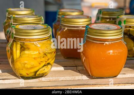 Darwin, Australien - 1. Juni 2019: Hausgemachte Gemüsekonserven auf dem Malak Farmers Market in Darwin. Fermentierte Nahrung in Maurergläsern Stockfoto