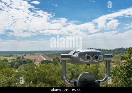 Glänzendes Metall-Fernglas mit Sicht auf Feuchtgebiete und Eukalyptuswald. Fenster mit Blick auf die Landschaft der Feuchtgebiete. Darwin, Northern Territory in A Stockfoto
