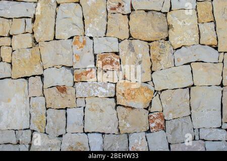 Wand aus großen Quadratische gelbe Steine, gestapelten Blöcken. Großartig für das Design und die Textur Hintergrund. Stockfoto
