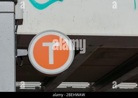 Sydney, Australien - 21. April 2019: Sydney Transport Zugschild in oranger Kreis Stockfoto