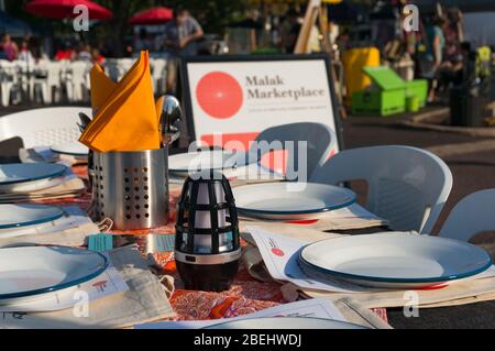 Darwin, Australien - 1. Juni 2019: Esstisch mit weißen Tellern und Besteck auf dem Malak Bauernmarkt. Malak Marktplatz ist beliebter lokaler Markt A Stockfoto