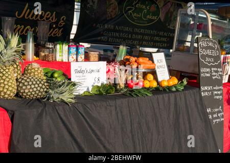 Darwin, Australien - 1. Juni 2019: Malak-Bauern stehen mit frischem Obst und Gemüse für ein glattes und aktuelles Sonderangebot. Malak Marktplatz Stockfoto