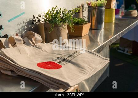 Darwin, Australien - 1. Juni 2019: Wiederverwendbare Einkaufstaschen aus Textil auf dem Malak-Bauernmarkt in Darwin, Australien. Umweltfreundlich nachhaltiger Shoppi Stockfoto