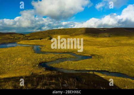 Herrliche Landschaft in der Landschaft mit einem Strom fließt vorbei und einen blick auf die Wolken und die Berge Stockfoto