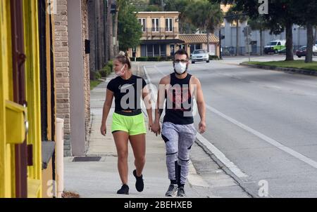 Kissimmee, Vereinigte Staaten. April 2020. 13. April 2020 - Kissimmee, Florida, Vereinigte Staaten - Menschen tragen Gesichtsmasken in Kissimmee, Florida am 13. April 2020, dem ersten Tag, dass die lokalen Beamten in Osceola County, Florida in der Nähe von Orlando machte das Tragen von Gesichtsbezügen in der Öffentlichkeit obligatorisch, um die Ausbreitung der COVID-19 Pandemie einzudämmen. Kredit: Paul Hennessy/Alamy Live News Stockfoto