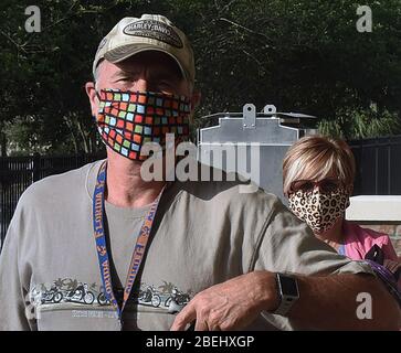 Kissimmee, Vereinigte Staaten. April 2020. 13. April 2020 - Kissimmee, Florida, Vereinigte Staaten - Menschen tragen Gesichtsmasken in Kissimmee, Florida am 13. April 2020, dem ersten Tag, dass die lokalen Beamten in Osceola County, Florida in der Nähe von Orlando machte das Tragen von Gesichtsbezügen in der Öffentlichkeit obligatorisch, um die Ausbreitung der COVID-19 Pandemie einzudämmen. Kredit: Paul Hennessy/Alamy Live News Stockfoto