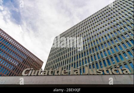 Barcelona, Spanien - 6. August 2019: Gebäude des Gerichts Ciutat de la Justicia Stockfoto