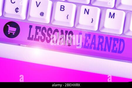 Schreiben Hinweis Übersicht Lektionen gelernt. Business Konzept für das Wissen oder Verständnis von Erfahrungen Stockfoto