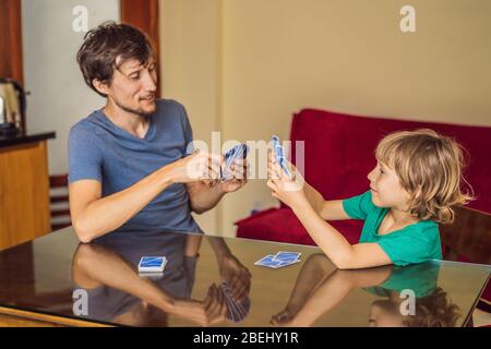 Happy Family spielen Brettspiel zu Hause Stockfoto