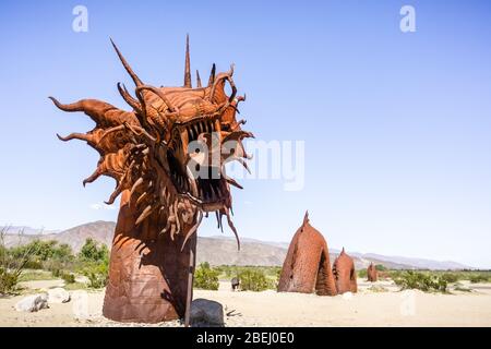 Mär 18, 2019 Borrego Springs / CA / USA - Metallskulptur einer mythischen Schlange im Freien, in der Nähe des Anza-Borrego Desert State Park, Teil von Galleta Mead Stockfoto