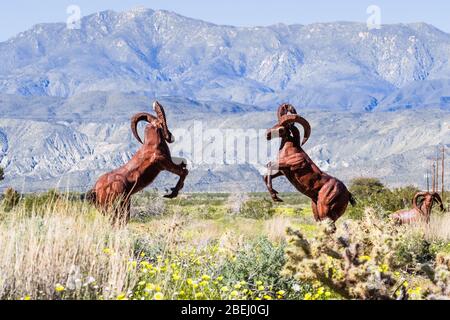 Mär 18, 2019 Borrego Springs / CA / USA - Metallskulpturen von kämpfenden männlichen Dickhornschafen, in der Nähe des Anza-Borrego Desert State Park, Teil von Galleta Me Stockfoto