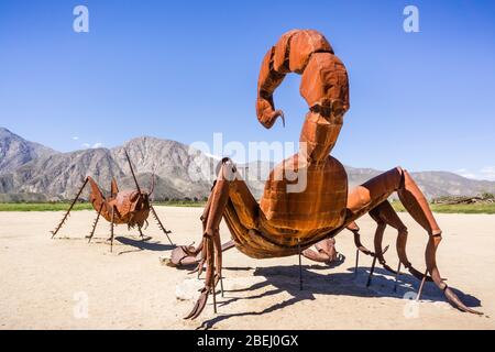 Mär 18, 2019 Borrego Springs / CA / USA - Skulptur eines Skorpions im Kampf gegen eine Heuschrecke, in der Nähe des Anza-Borrego Desert State Park, Teil der Galleta Mea Stockfoto