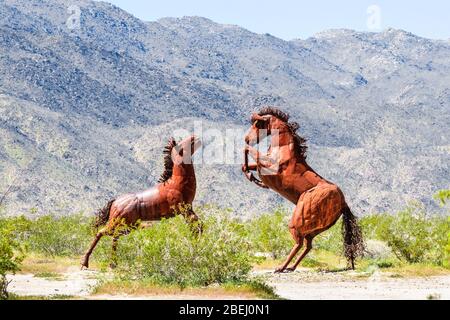 Mär 18, 2019 Borrego Springs / CA / USA - Outdometal Skulpturen von kämpfenden Wildpferden, in der Nähe des Anza-Borrego Desert State Park, Teil der Galleta Mead Stockfoto