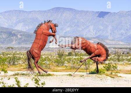 Mär 18, 2019 Borrego Springs / CA / USA - Metallskulpturen des Kampfes gegen ausgestorbene Pferde, in der Nähe des Anza-Borrego Desert State Park, Teil der Galleta Meadow Stockfoto