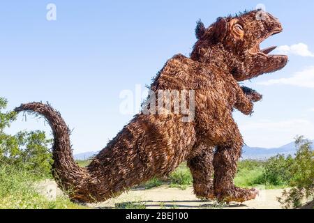 18. Mär 2019 Borrego Springs / CA / USA - Metallskulptur eines Harlan-Bodenfaultiers, nahe dem Anza-Borrego Desert State Park, Teil von Galleta Meadows Stockfoto