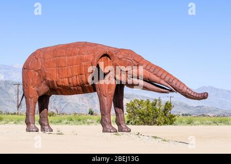 Mär 18, 2019 Borrego Springs / CA / USA - Metallskulptur einer alten Gomphothere, in der Nähe des Anza-Borrego Desert State Park, Teil der Galleta Meadows Stockfoto