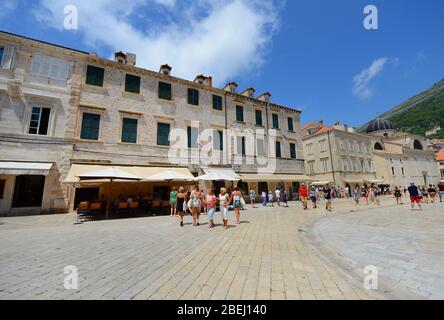 Touristischer Spaziergang in der Nähe der Kathedrale und des Rektorenpalastes in der Altstadt von Dubrovnik. Stockfoto