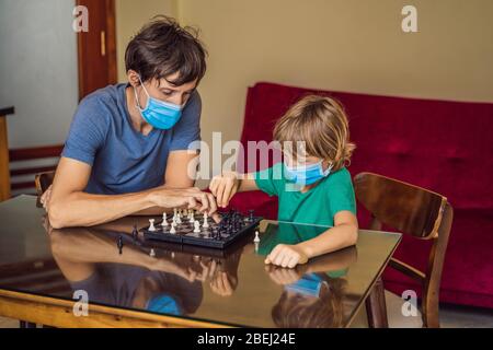 Glückliche Familie Spielt Brettspiel Zu Hause. Bleiben Sie wegen Quarantäne zu Hause. Coronovirus-Infektion Stockfoto
