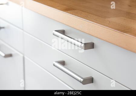 Weiße Schublade in der Küche. Möbel in minimalem Stil Stockfoto