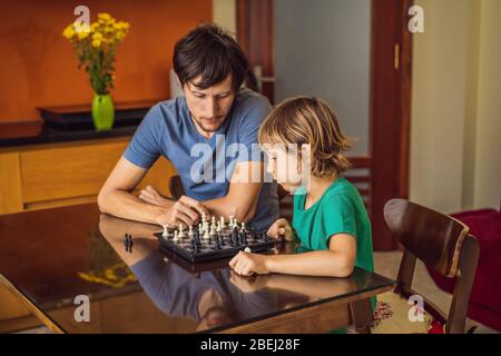 Happy Family spielen Brettspiel zu Hause Stockfoto