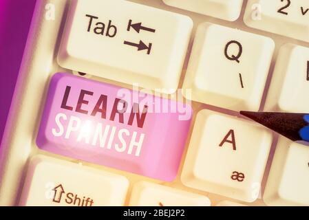 Schreiben Sie einen Hinweis, um Spanisch Zu Lernen. Unternehmenskonzept für den Erwerb oder Erwerb von Sprachkenntnissen und Schreibkenntnissen in Spanisch Stockfoto