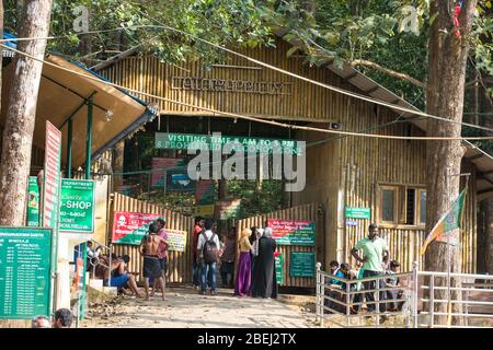 Athirappilly Wasserfälle, Geschäfte in athirappally Wasserfälle, Eingang athirappilly, kerala Öko-Tourismus, Wasserfälle in indien kerala, thrissur, kerala, indien Stockfoto