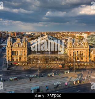 Budapest, Hungary - Luftaufnahme des Nyugati Bahnhofs bei warmem Sonnenlicht bei Sonnenuntergang. Die Straßen sind total leer wegen des Coronavirus 2020 c Stockfoto