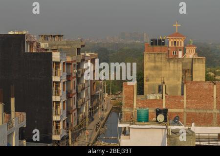 Ein nebliger Morgen Blick auf die Stadt Tauchen Sie von verschmutzter Stadt und unverschmutztes Dorf. Stockfoto