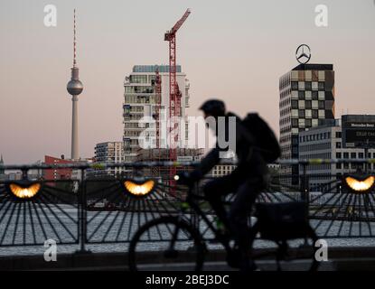 Berlin, Deutschland. April 2020. Ein Radfahrer überquert die Oberbaumbrücke am frühen Morgen. Quelle: Fabian Sommer/dpa/Alamy Live News Stockfoto