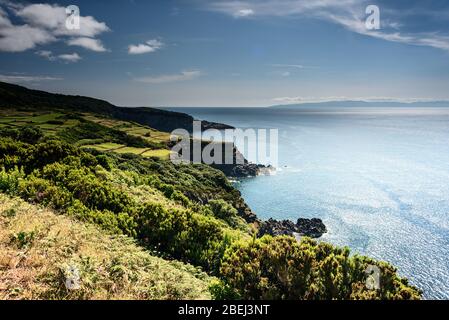 Blick auf die Küste und die Felsklippe auf den azoreninseln bei Sonnenuntergang. Portugal Stockfoto