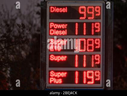 Schwerin, Deutschland. April 2020. Ein Anzeiger informiert über die niedrigen Kraftstoffpreise an einer Tankstelle. Quelle: Jens Büttner/dpa-Zentralbild/dpa/Alamy Live News Stockfoto