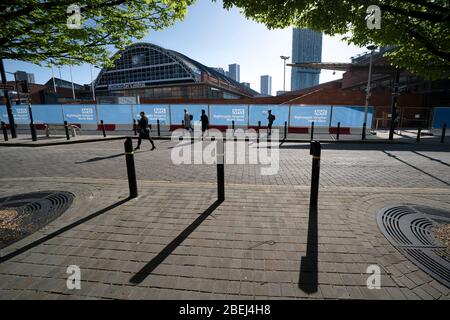 Manchester. April 2020. Das am 13. April 2020 aufgenommene Foto zeigt eine allgemeine Ansicht des Konferenzzentrums von Manchester Central, das in ein Feldkrankenhaus umgewandelt wurde, das als NHS Nightingale Hospital North West bekannt ist und bis zu 750 Patienten aufnehmen kann, um bei dem Ausbruch der COVID-19 in Manchester zu helfen. Großbritannien. Kredit: Jon Super/Xinhua/Alamy Live News Stockfoto