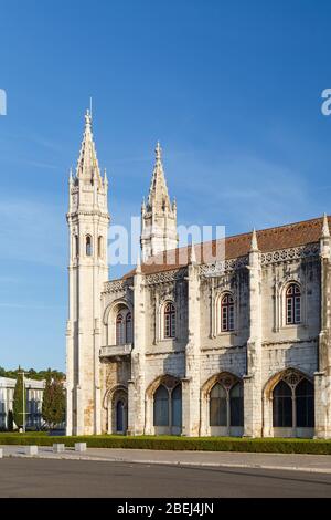 Blick auf das historische Mosteiro dos Jeronimos (Kloster Jeronimos) in Belem, Lissabon, Portugal, an einem sonnigen Morgen. Stockfoto